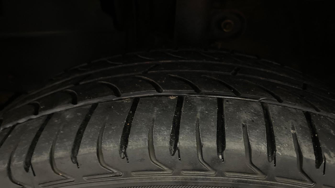 2015 Mahindra Kuv100 K6 5 STR, Petrol, Manual, 65,767 km, Left Front Tyre Tread