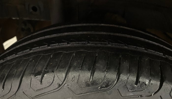 2015 Mahindra Kuv100 K6 5 STR, Petrol, Manual, 65,767 km, Right Rear Tyre Tread