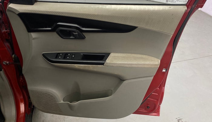 2015 Mahindra Kuv100 K6 5 STR, Petrol, Manual, 65,767 km, Driver Side Door Panels Control