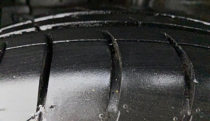 2015 Maruti Swift VXI, Petrol, Manual, 61,653 km, Left Front Tyre Tread