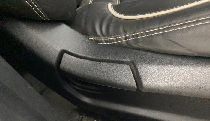 2019 Hyundai VENUE S 1.2, Petrol, Manual, 83,501 km, Driver Side Adjustment Panel