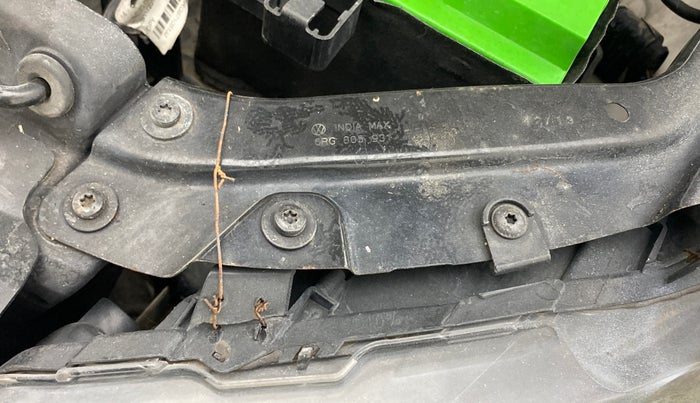 2013 Volkswagen Polo HIGHLINE1.2L, Petrol, Manual, 75,133 km, Right headlight - Clamp has minor damage