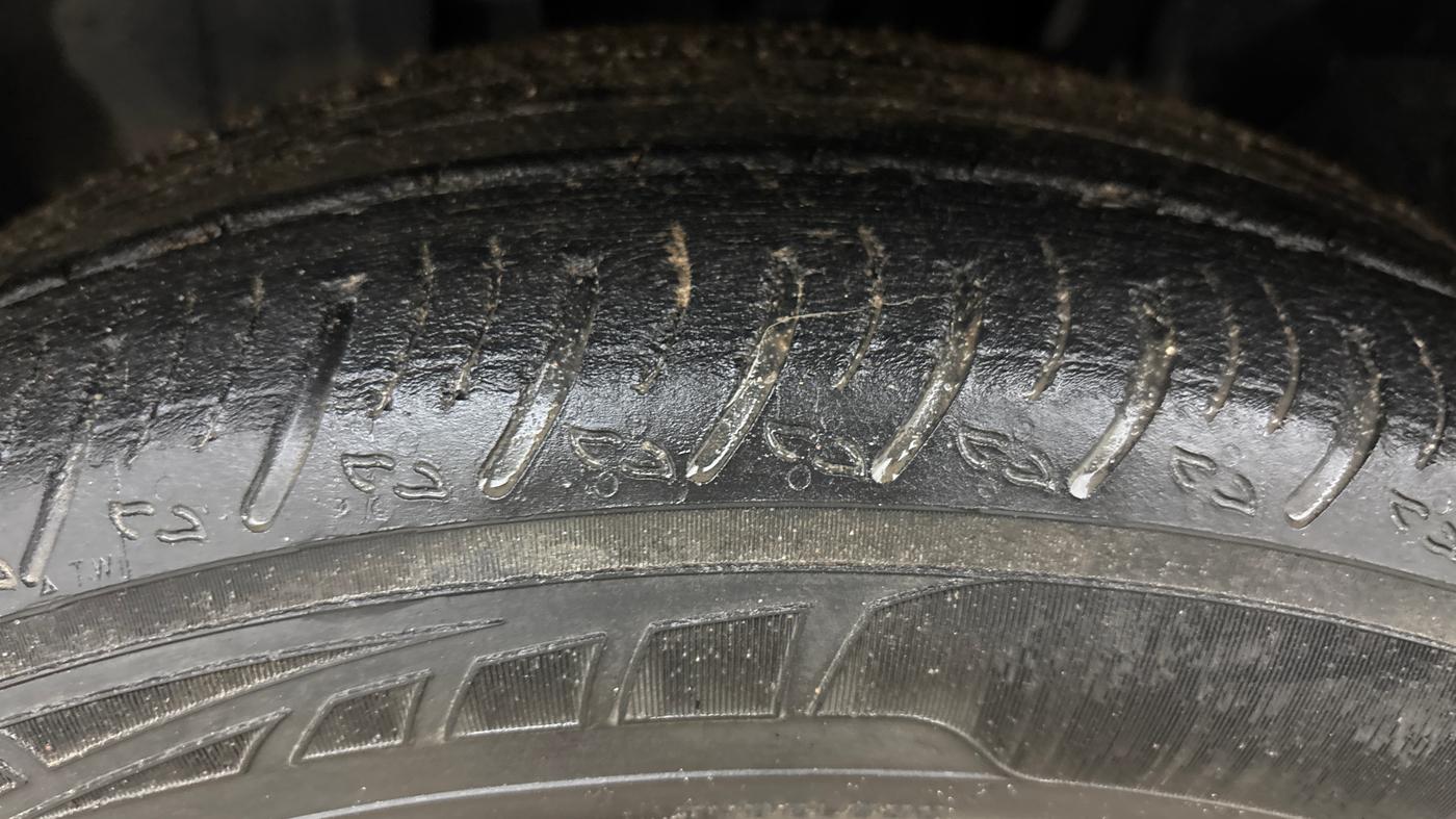 2022 Nissan MAGNITE XV TURBO CVT DUAL TONE, Petrol, Automatic, 40,359 km, Left Front Tyre Tread