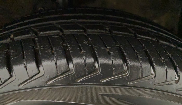 2010 Maruti A Star VXI, Petrol, Manual, 56,748 km, Right Front Tyre Tread