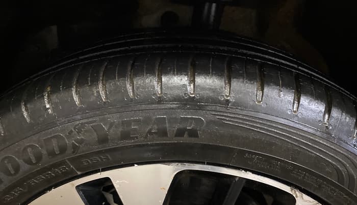 2023 MG HECTOR PLUS SHARP PRO 1.5 TURBO MT 7 STR, Petrol, Manual, 19,985 km, Left Front Tyre Tread