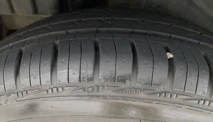 2013 Maruti Swift VXI, Petrol, Manual, 41,041 km, Right Front Tyre Tread