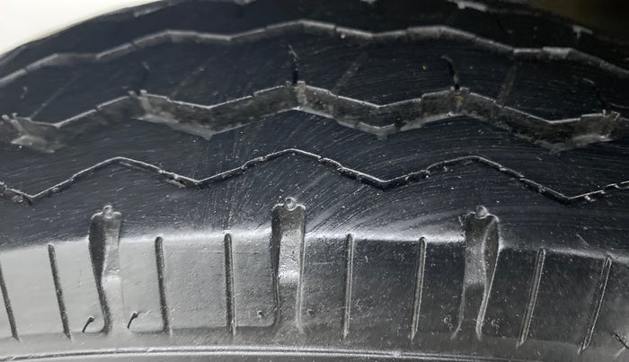 2021 Maruti Eeco 5 STR CNG WITH AC PLUSHTR, CNG, Manual, 7,555 km, Right Rear Tyre Tread