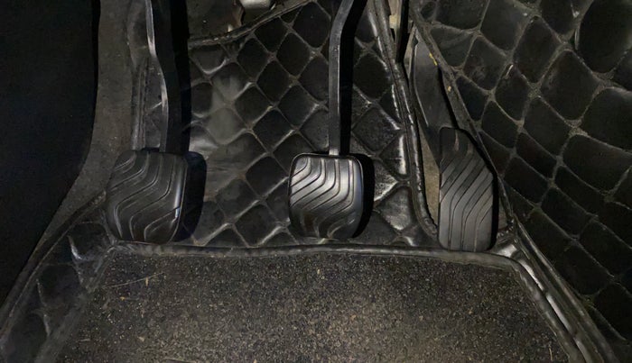 2020 Renault TRIBER RXZ, CNG, Manual, 81,301 km, Pedals