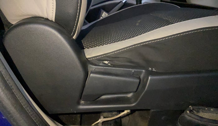 2020 Renault TRIBER RXZ, CNG, Manual, 81,301 km, Driver Side Adjustment Panel