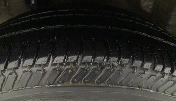2011 Honda Brio V MT, Petrol, Manual, 80,359 km, Left Front Tyre Tread