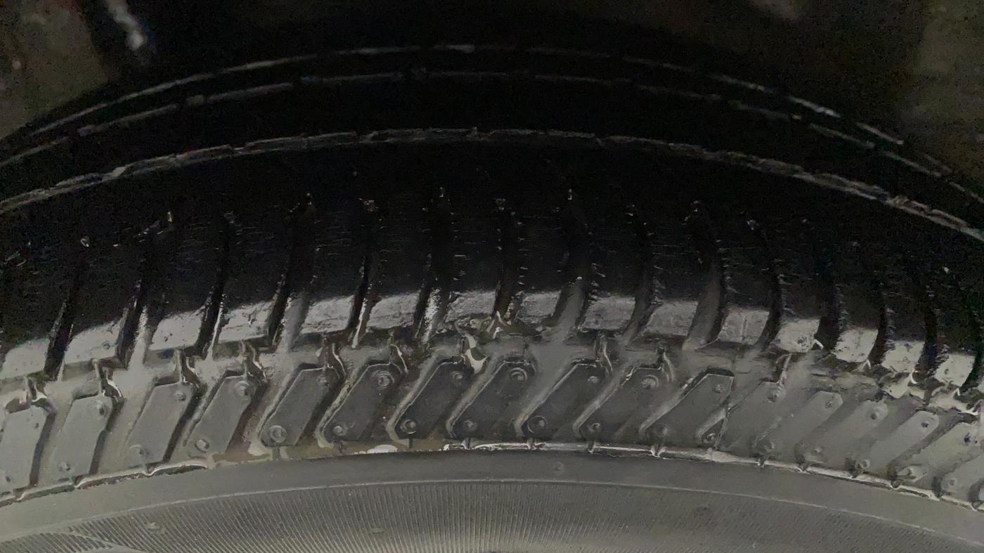2011 Honda Brio V MT, Petrol, Manual, 80,359 km, Right Front Tyre Tread