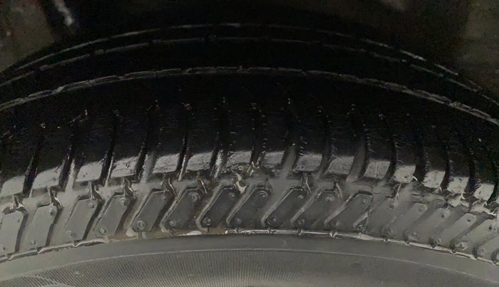 2011 Honda Brio V MT, Petrol, Manual, 80,359 km, Right Front Tyre Tread
