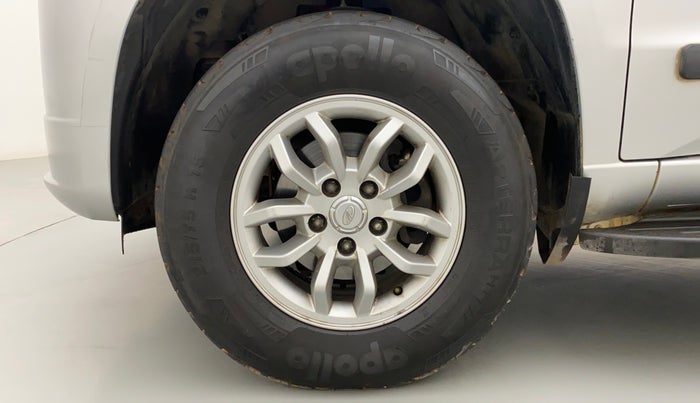 2017 Mahindra TUV300 T8, Diesel, Manual, 32,940 km, Left Front Wheel