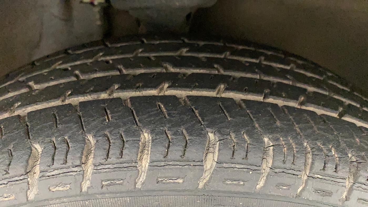 2011 Maruti Zen Estilo VXI, Petrol, Manual, 50,725 km, Right Front Tyre Tread