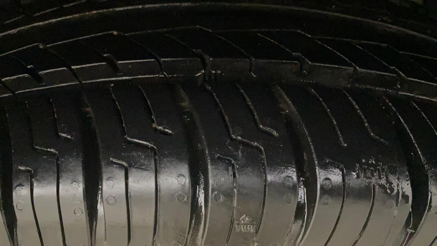 2013 Maruti Ertiga VXI, Petrol, Manual, 1,14,102 km, Right Front Tyre Tread