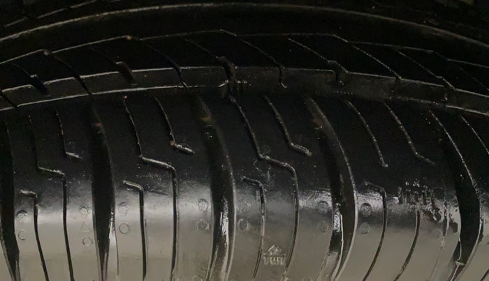 2013 Maruti Ertiga VXI, Petrol, Manual, 1,14,102 km, Right Front Tyre Tread