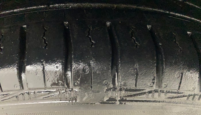 2016 Ford New Figo TITANIUM 1.5 PETROL AT, Petrol, Automatic, 51,020 km, Left Front Tyre Tread