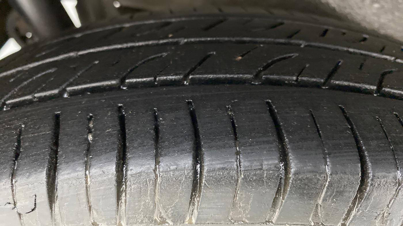 2013 Maruti Wagon R 1.0 LXI CNG, CNG, Manual, 75,865 km, Right Rear Tyre Tread