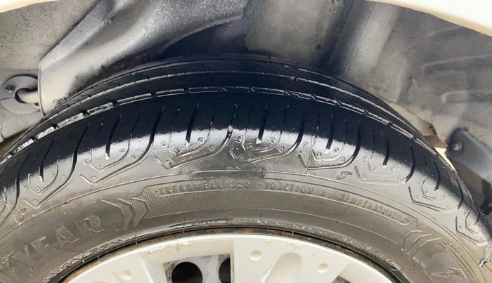 2014 Honda Amaze 1.2L I-VTEC S, Petrol, Manual, 1,28,271 km, Left Rear Tyre Tread