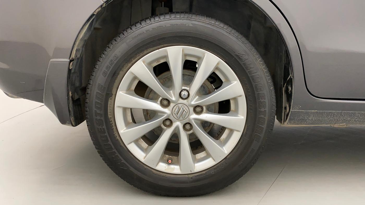 2014 Maruti Ertiga ZDI, Diesel, Manual, 95,942 km, Right Rear Wheel