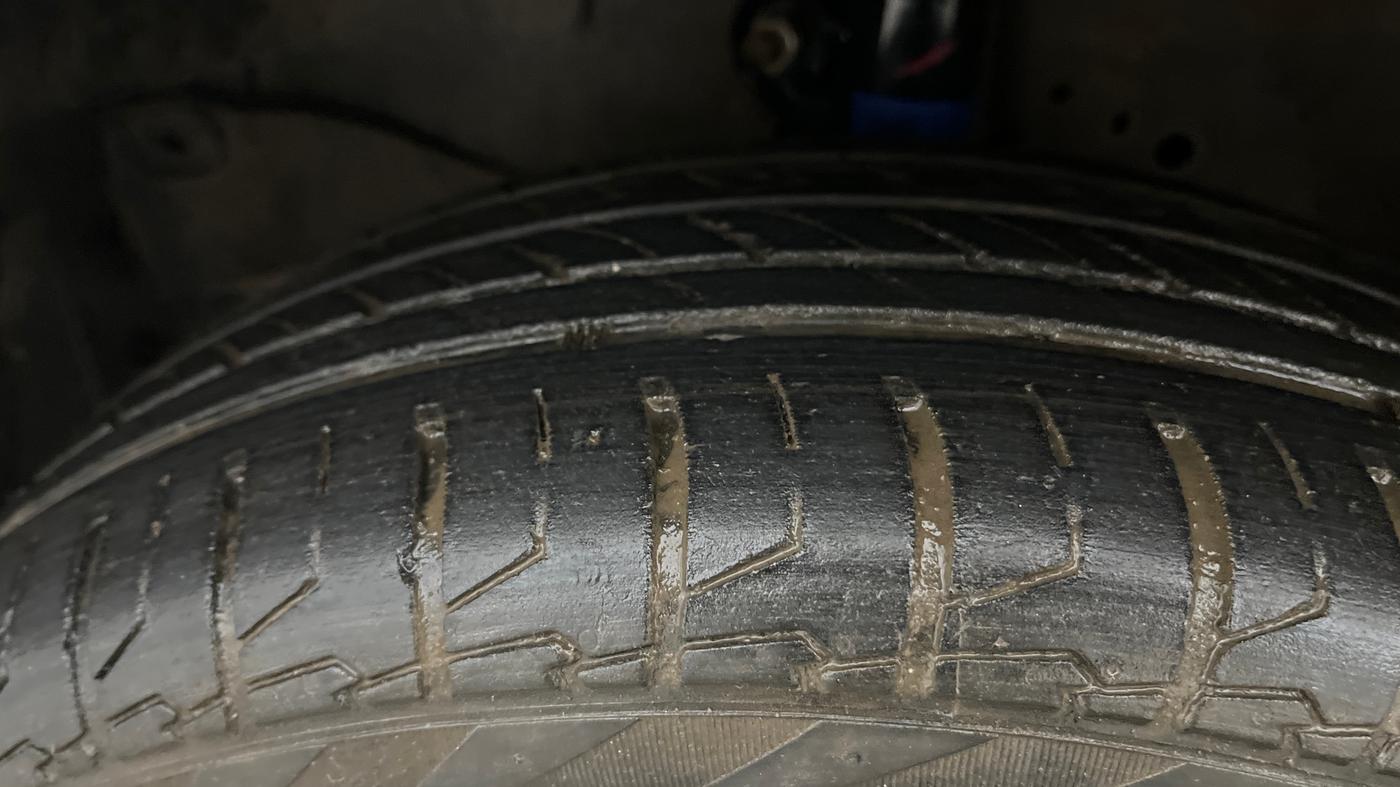 2013 Honda Amaze 1.2L I-VTEC S, Petrol, Manual, 1,26,750 km, Left Front Tyre Tread