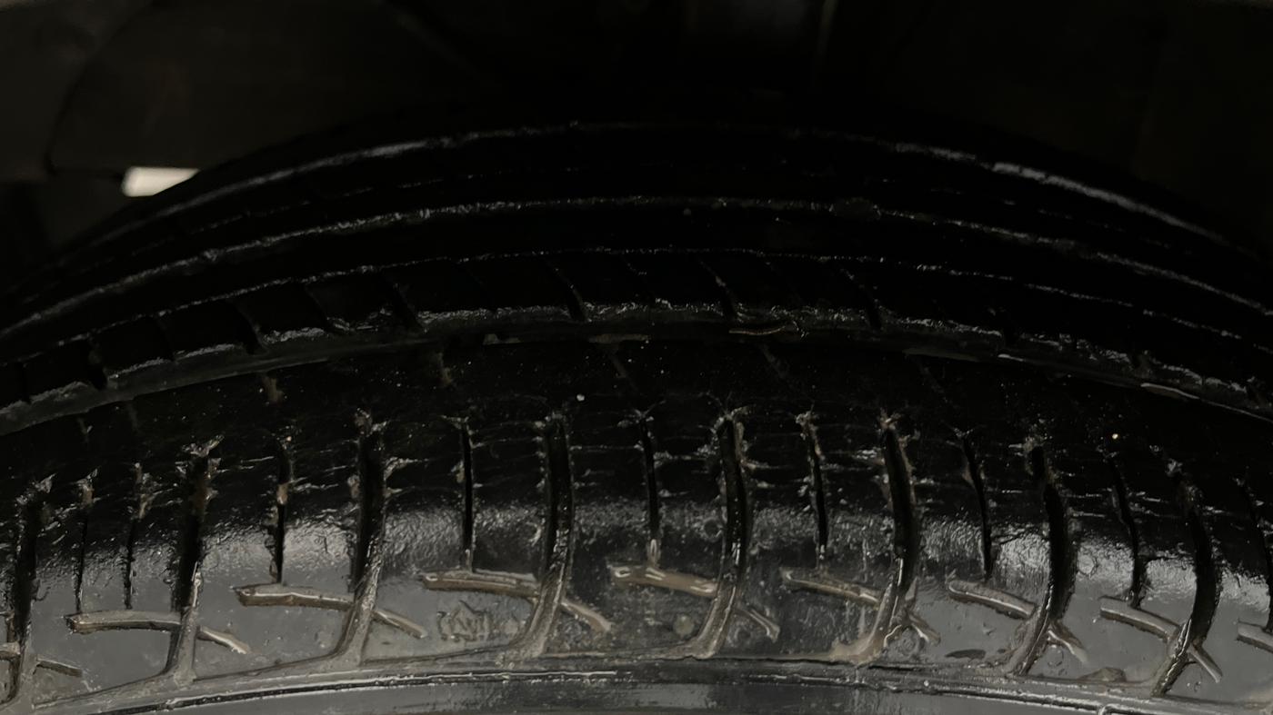 2016 Maruti Baleno DELTA PETROL 1.2, Petrol, Manual, 27,382 km, Left Front Tyre Tread