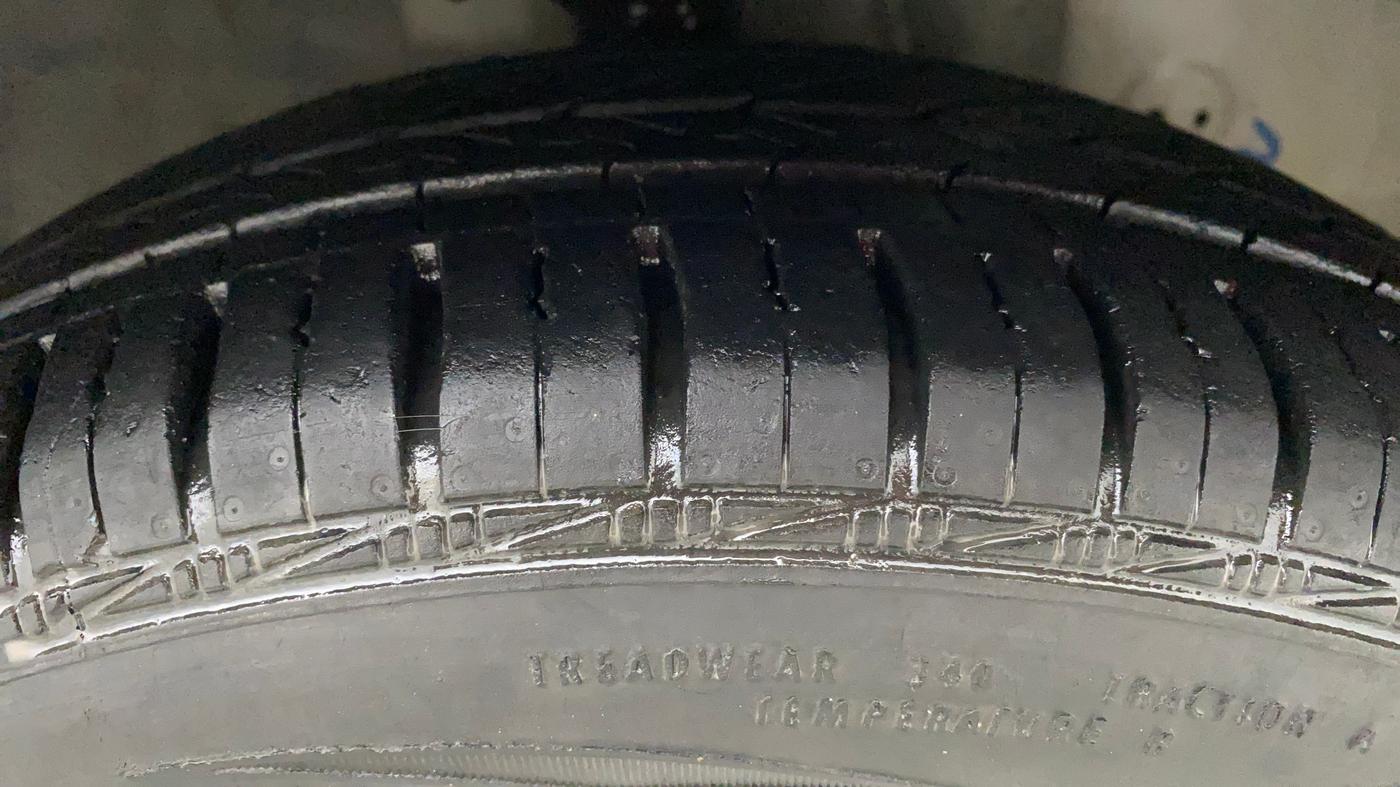 2018 Hyundai Eon MAGNA +, Petrol, Manual, 11,582 km, Right Front Tyre Tread