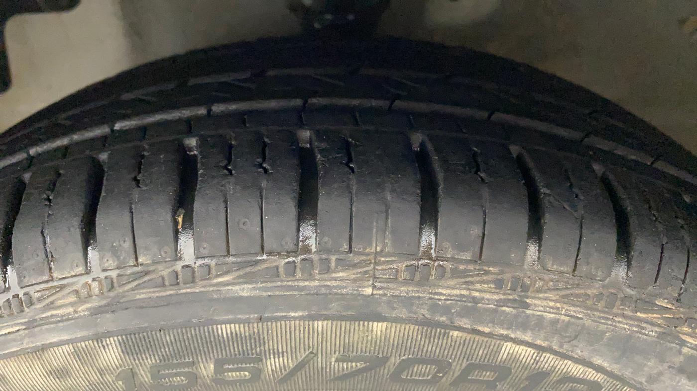 2018 Hyundai Eon MAGNA +, Petrol, Manual, 11,582 km, Left Front Tyre Tread