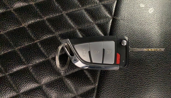 2017 Maruti Swift VDI (O), Diesel, Manual, 76,874 km, Key Close Up