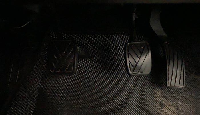 2017 Maruti Swift VDI (O), Diesel, Manual, 76,874 km, Pedals