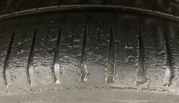 2016 Honda City 1.5L I-VTEC V MT, Petrol, Manual, 1,06,658 km, Left Front Tyre Tread