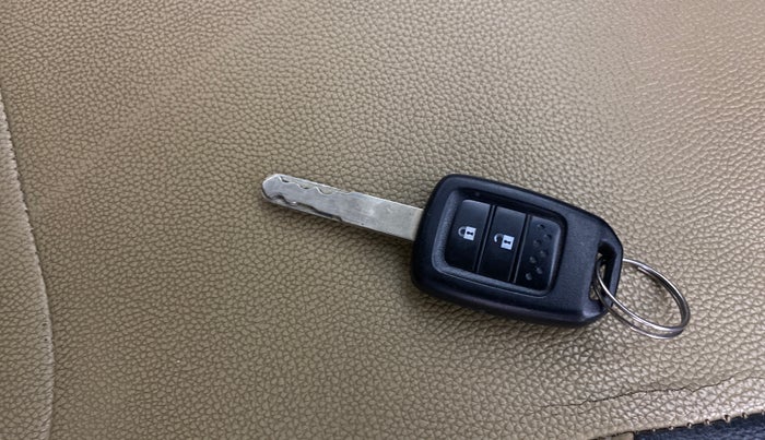 2016 Honda City 1.5L I-VTEC V MT, Petrol, Manual, 1,06,658 km, Key Close Up