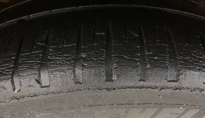 2016 Honda City 1.5L I-VTEC V MT, Petrol, Manual, 1,06,658 km, Right Rear Tyre Tread