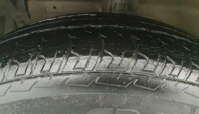 2013 Maruti Swift VXI, Petrol, Manual, 35,570 km, Left Front Tyre Tread