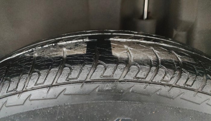 2013 Maruti Swift VXI, Petrol, Manual, 35,570 km, Left Rear Tyre Tread