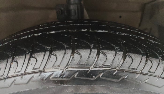 2013 Maruti Swift VXI, Petrol, Manual, 35,570 km, Right Front Tyre Tread
