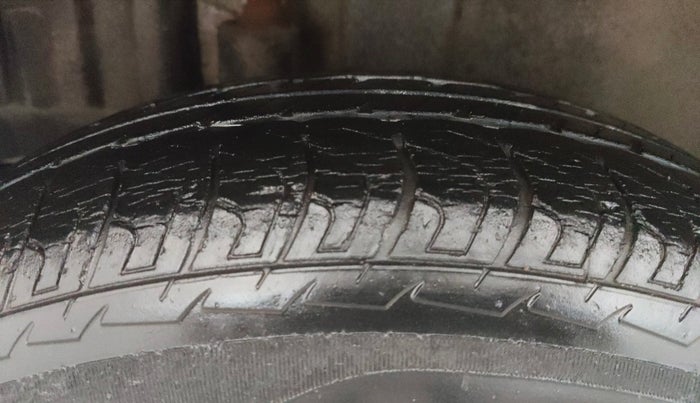 2013 Maruti Swift VXI, Petrol, Manual, 35,570 km, Right Rear Tyre Tread