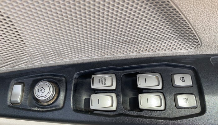 2020 Mahindra XUV300 W4 1.2 PETROL, Petrol, Manual, 29,751 km, Driver Side Door Panels Control