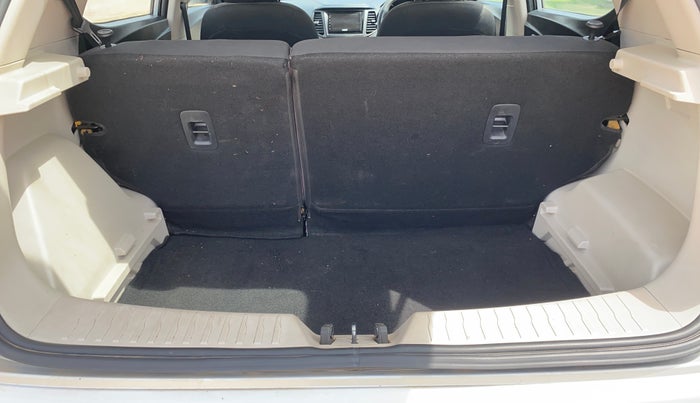 2020 Mahindra XUV300 W4 1.2 PETROL, Petrol, Manual, 29,751 km, Boot Inside