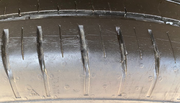 2020 Mahindra XUV300 W4 1.2 PETROL, Petrol, Manual, 29,751 km, Right Rear Tyre Tread