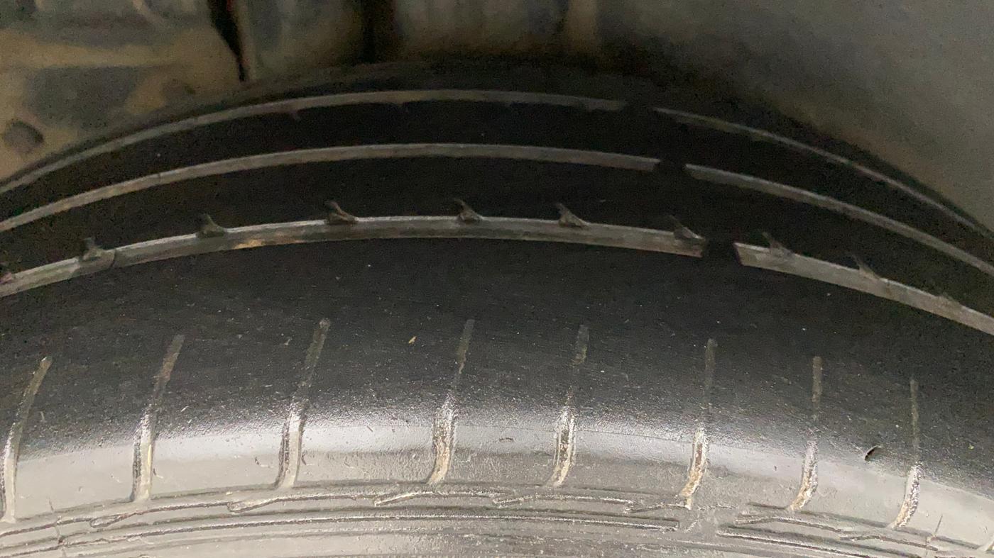 2016 Maruti Ertiga VXI, Petrol, Manual, 1,46,105 km, Right Rear Tyre Tread