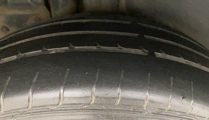 2016 Maruti Ertiga VXI, Petrol, Manual, 1,46,105 km, Right Rear Tyre Tread