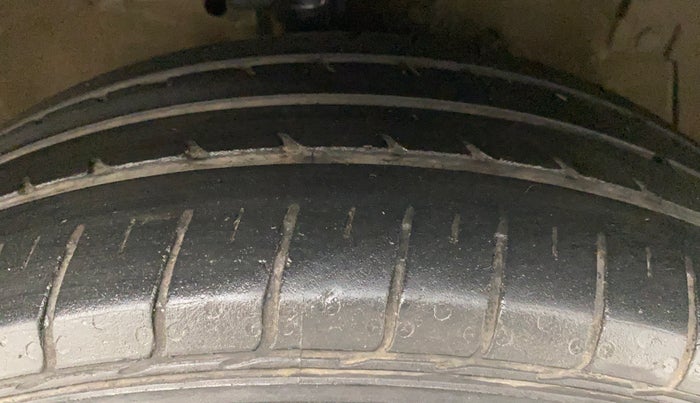 2016 Maruti Ertiga VXI, Petrol, Manual, 1,46,105 km, Right Front Tyre Tread