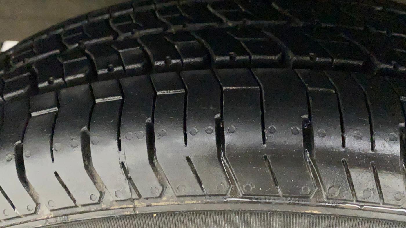 2017 Maruti Dzire VXI, Petrol, Manual, 1,07,214 km, Left Front Tyre Tread