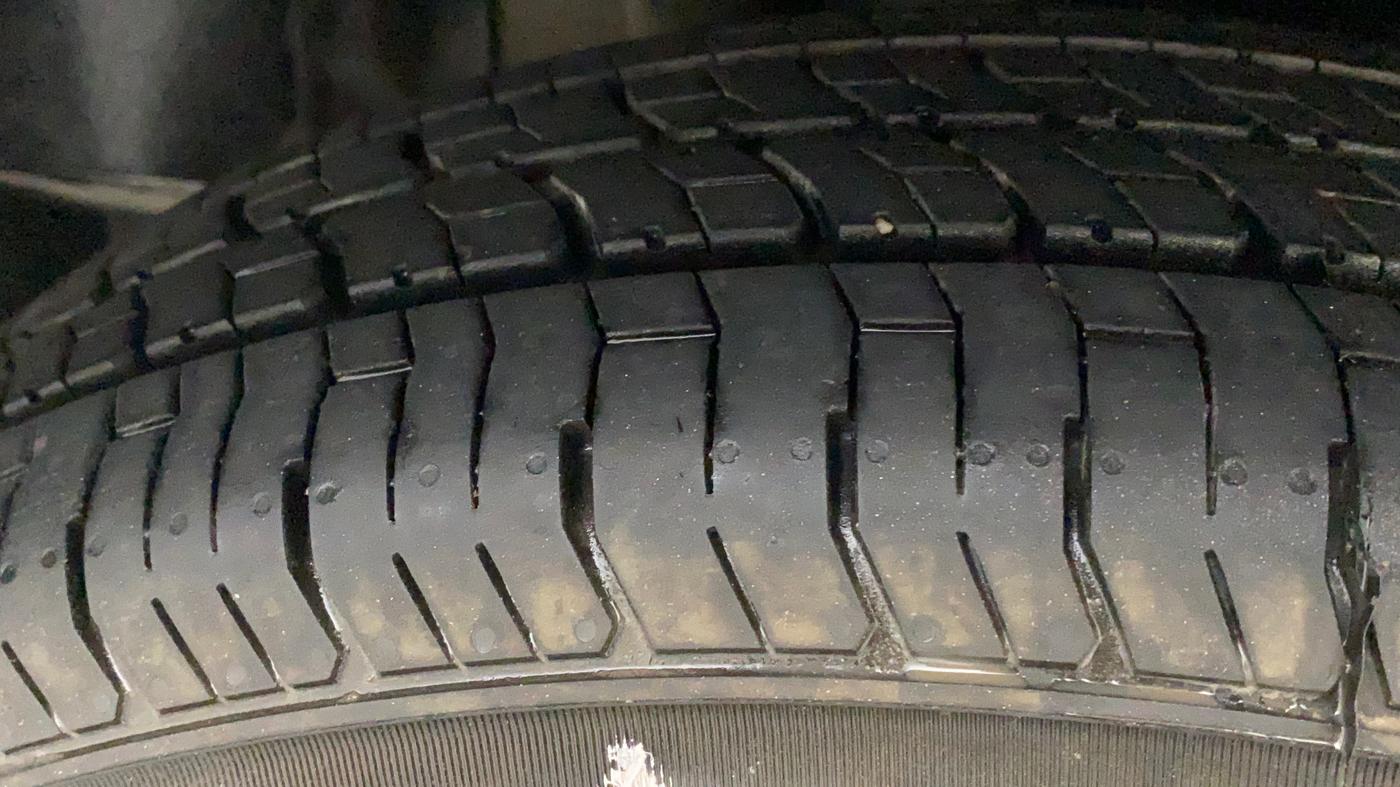 2017 Maruti Dzire VXI, Petrol, Manual, 1,07,214 km, Right Rear Tyre Tread