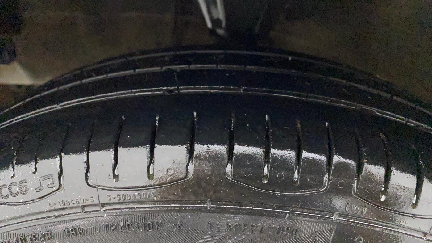 2016 Hyundai i10 MAGNA 1.1, CNG, Manual, 1,00,542 km, Left Front Tyre Tread