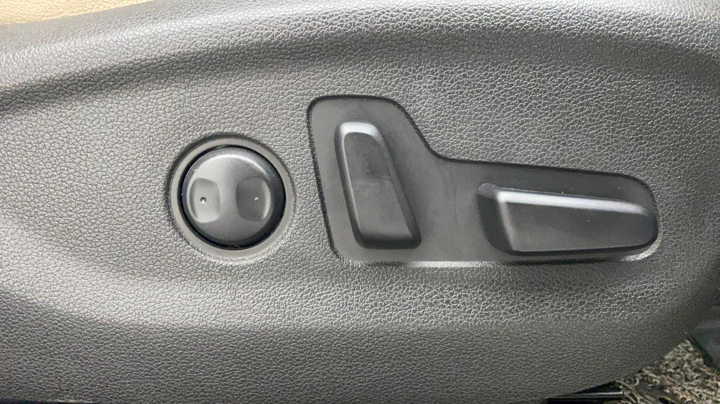 2017 Hyundai Tucson GLS 4WD AT DIESEL, Diesel, Automatic, 69,787 km, Driver Side Adjustment Panel