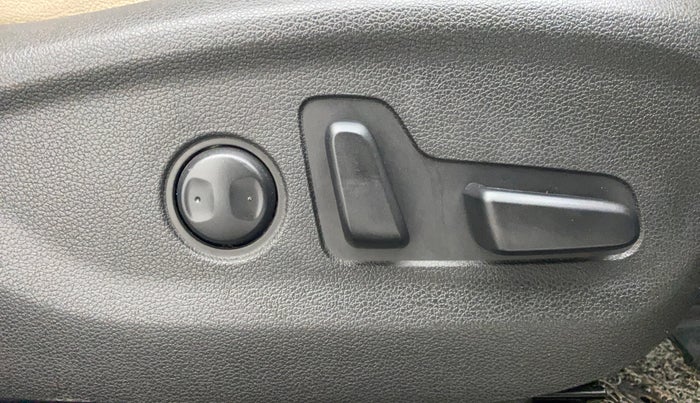 2017 Hyundai Tucson GLS 4WD AT DIESEL, Diesel, Automatic, 69,787 km, Driver Side Adjustment Panel