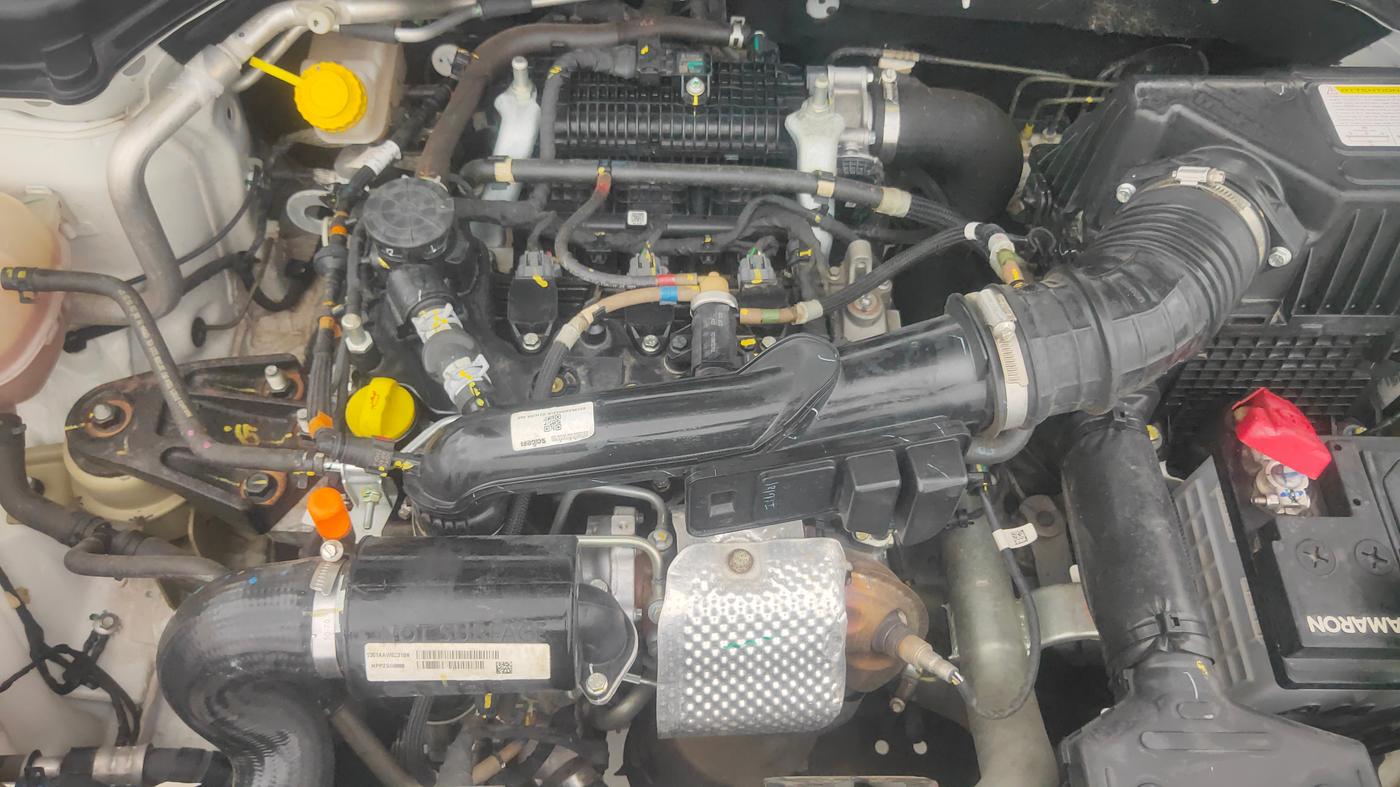 2023 Mahindra XUV300 W4 1.2 PETROL, Petrol, Manual, 13,800 km, Engine View