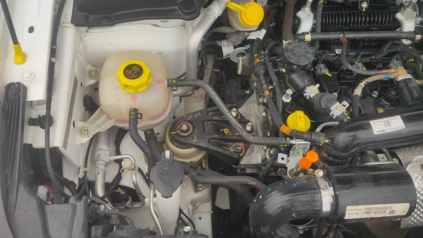 2023 Mahindra XUV300 W4 1.2 PETROL, Petrol, Manual, 13,800 km, Engine View - Right